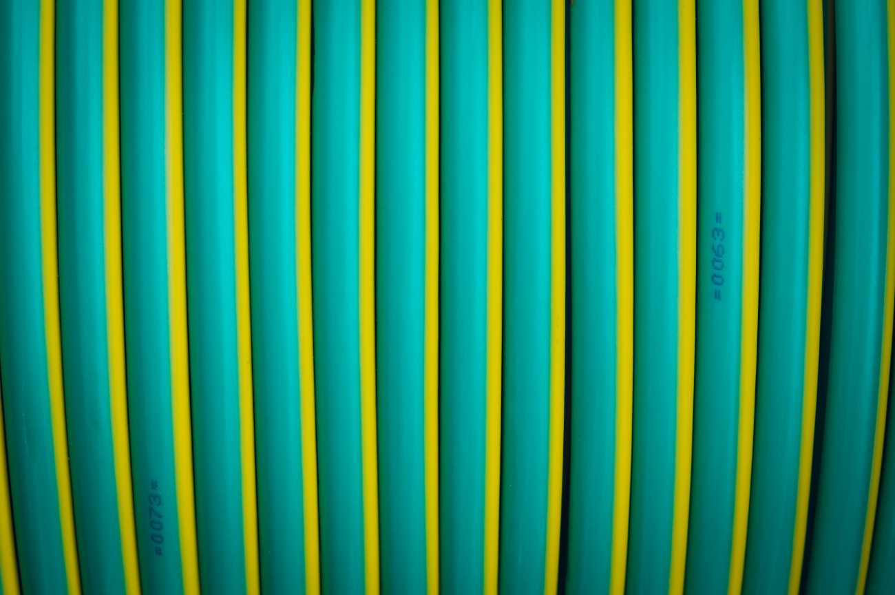 Green_And_Yellow_Cable_Wires_Closeup