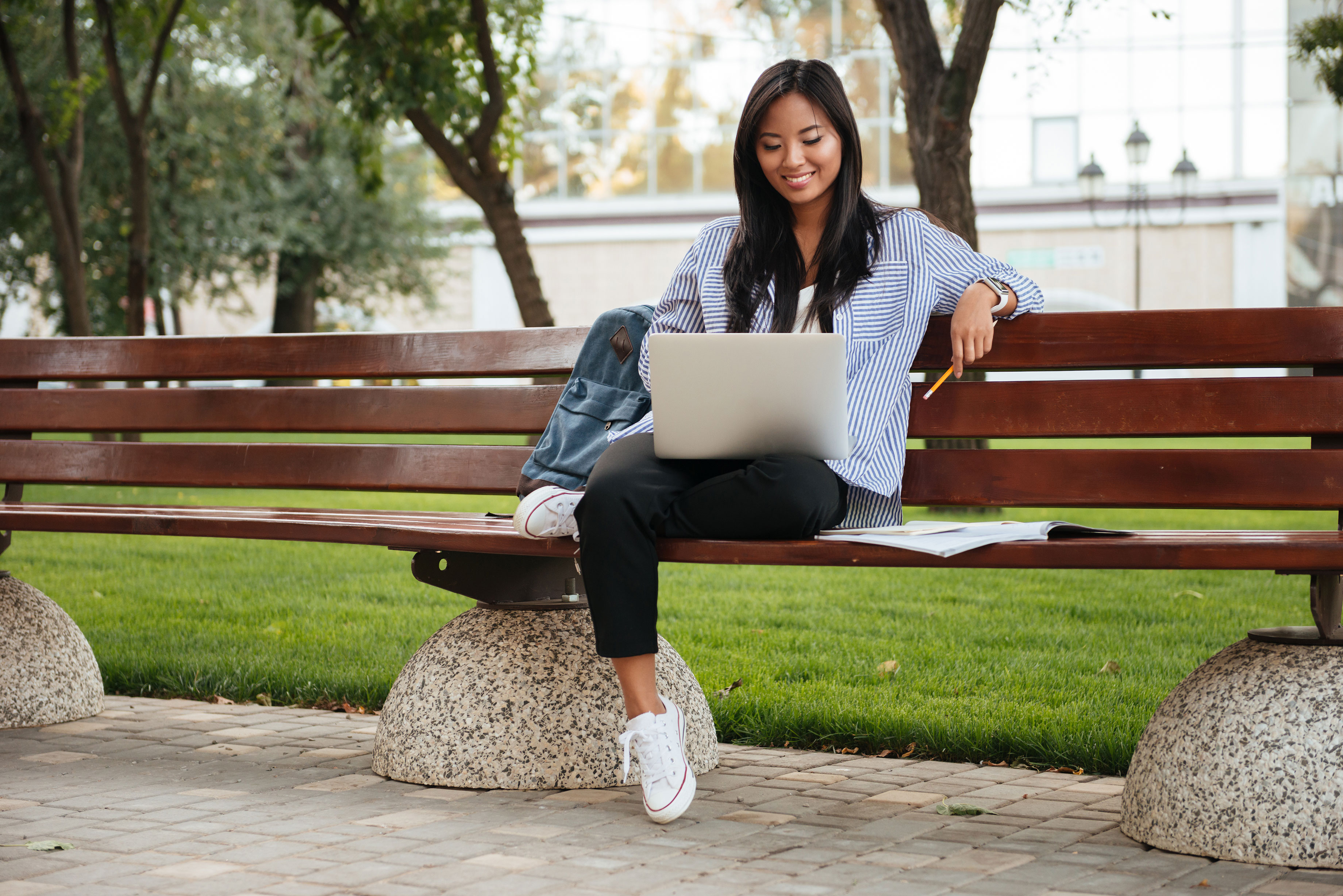 Asian_Woman_on_Bench_With_Laptop