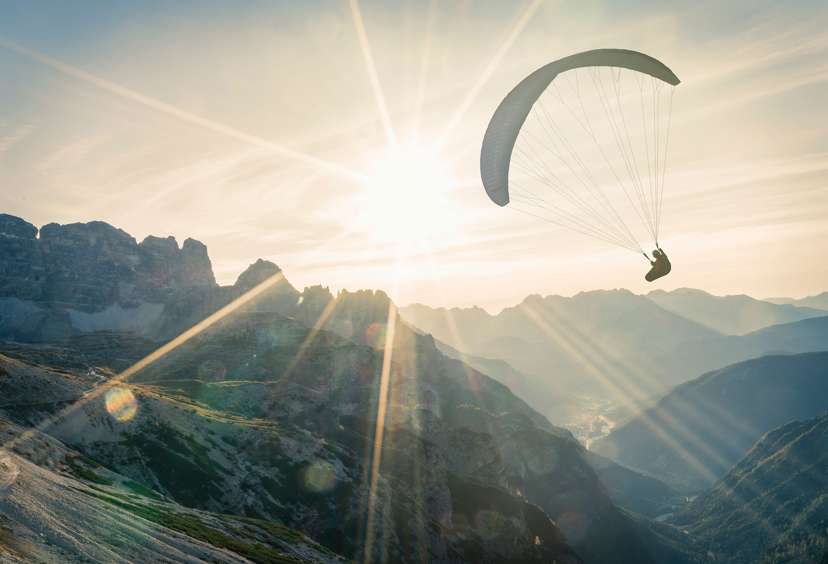 Paragliding_Through_Mountains