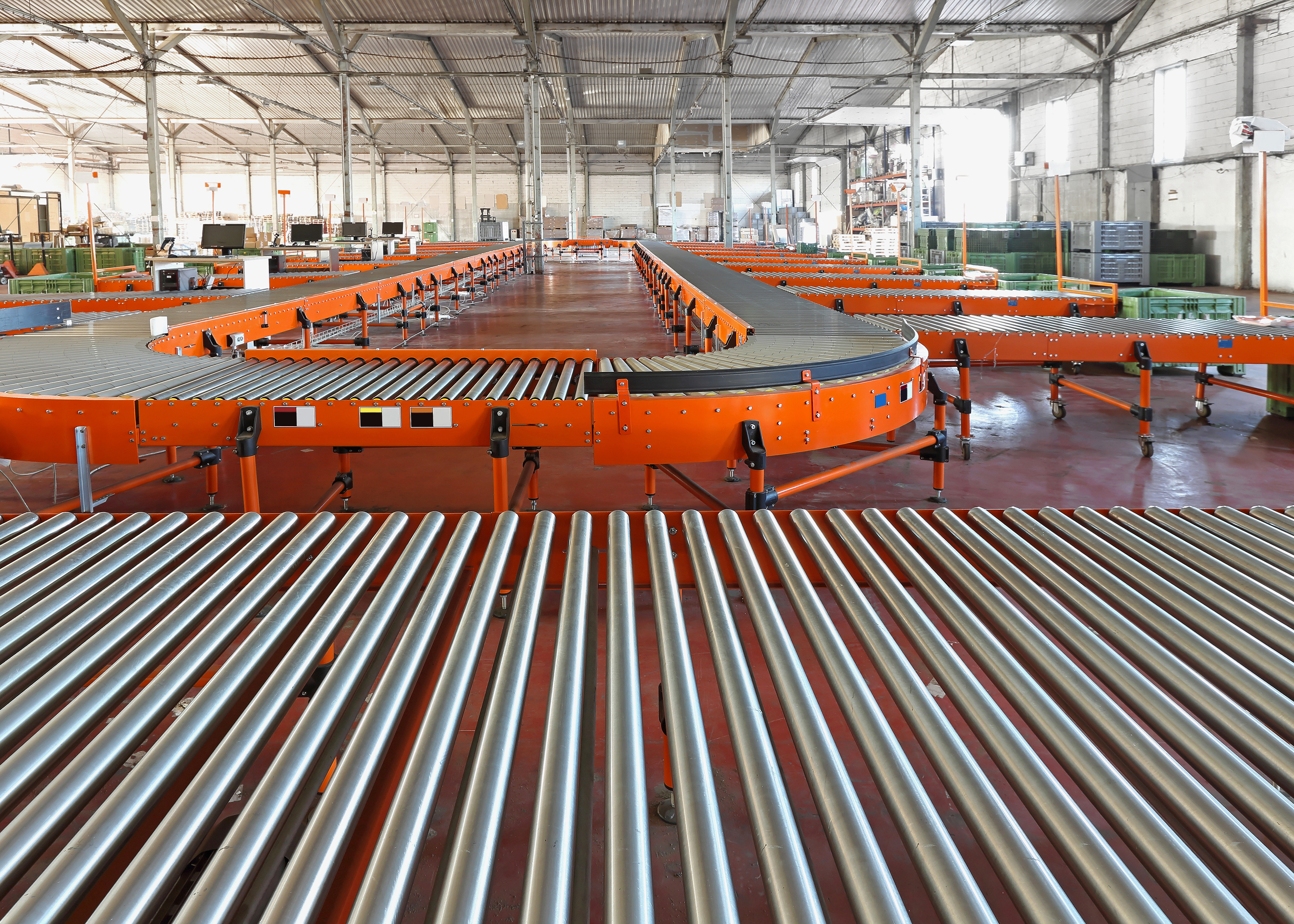 Conveyor_Roller_System_in_Distribution_Warehouse