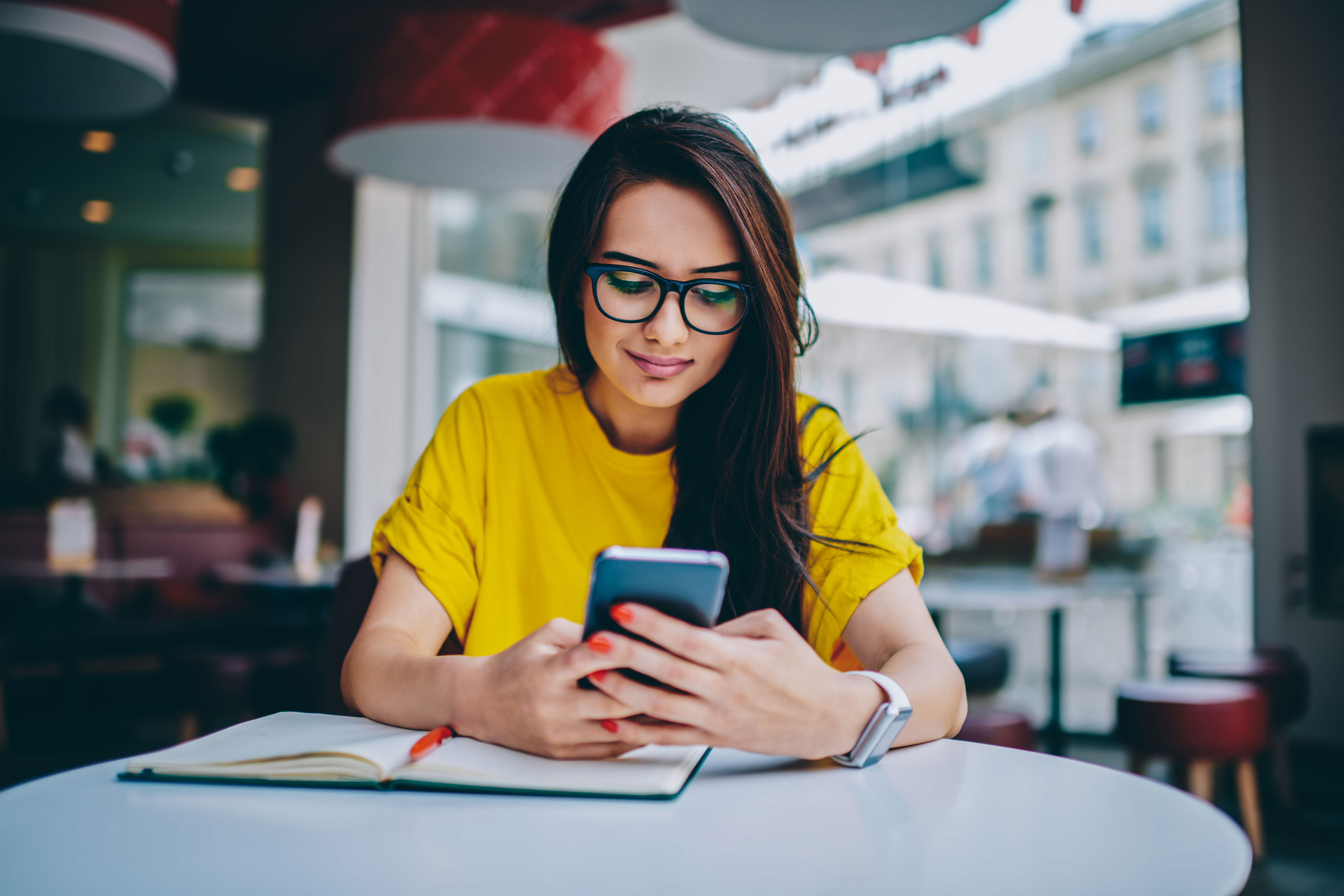 Businesswoman_on_Smartphone_in_Cafe