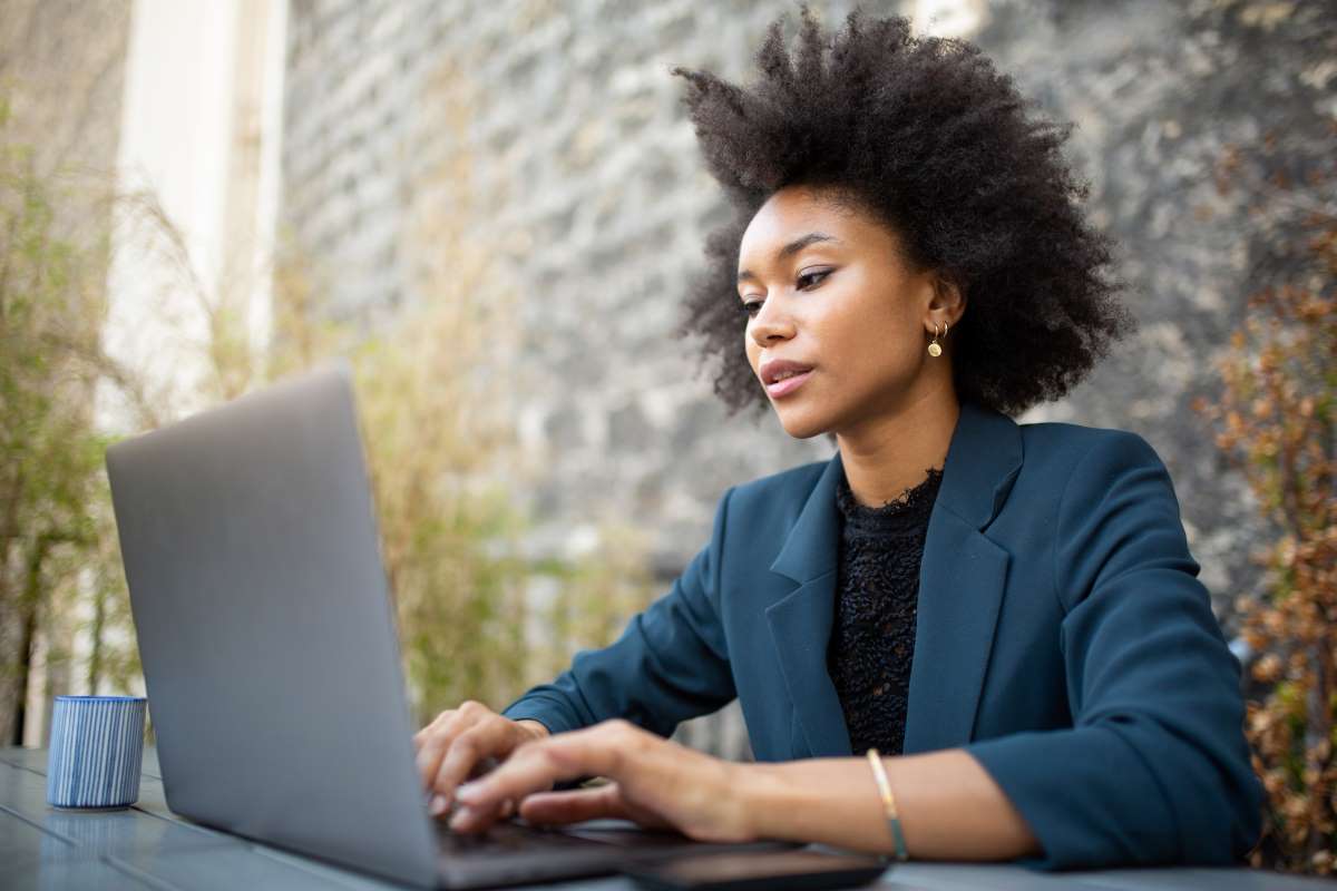 Businesswoman_Outside_Using_Laptop Businesswoman_Outside_Using_Laptop