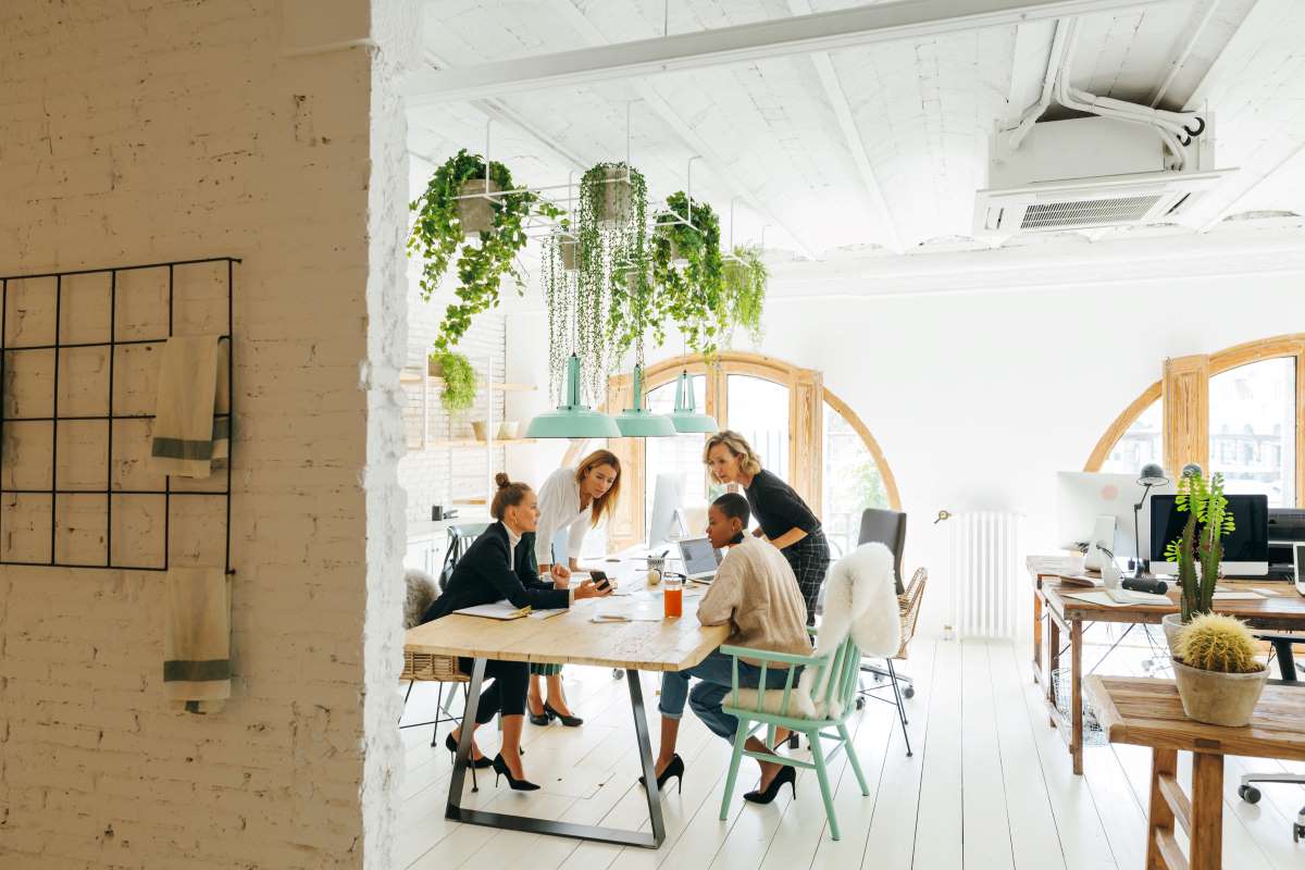 Businesswomen_Meeting_in_Openspace_Floorplan Women in a meeting in a modern office