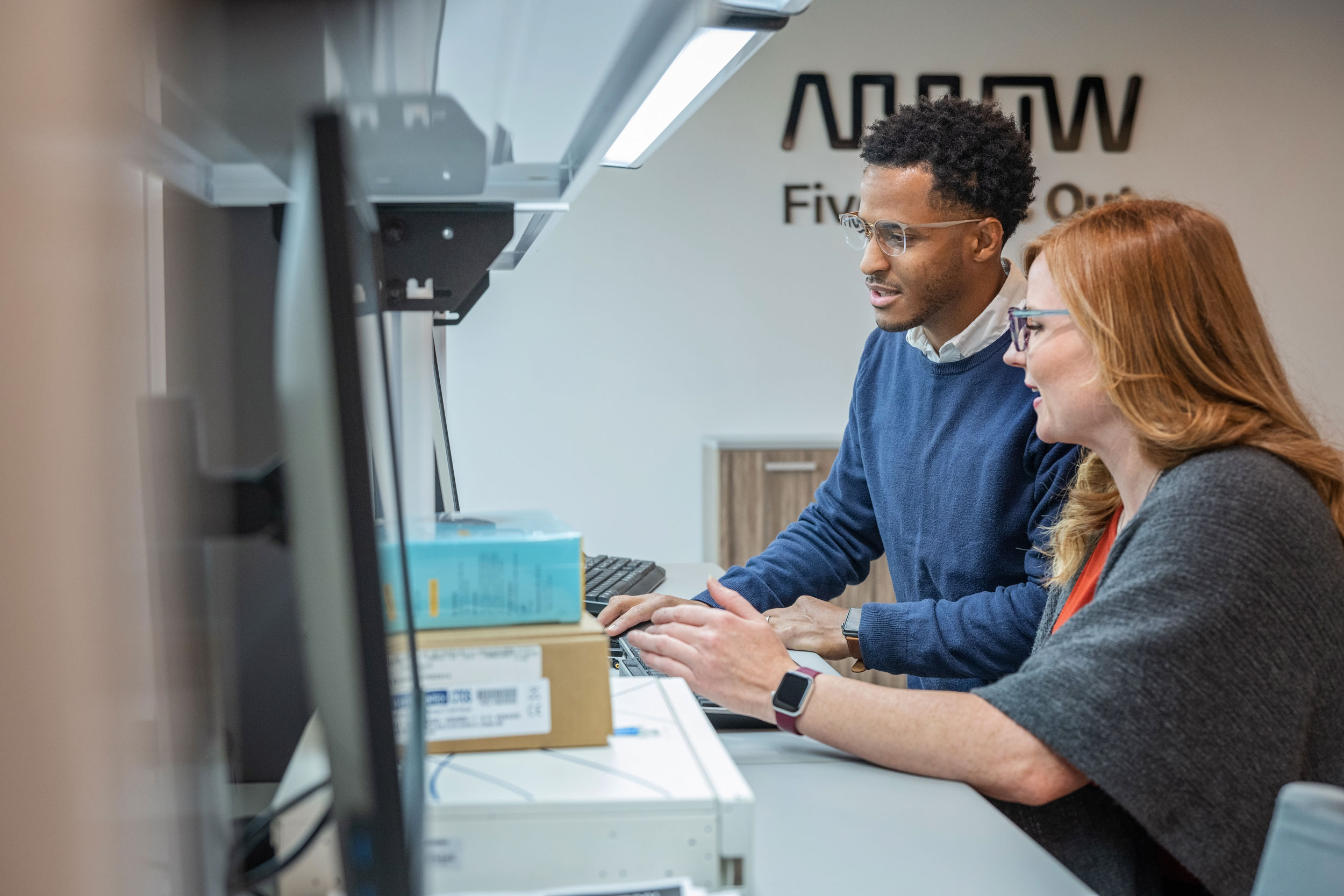 Arrow_Augtera Arrow_Man_And_Woman_Working
