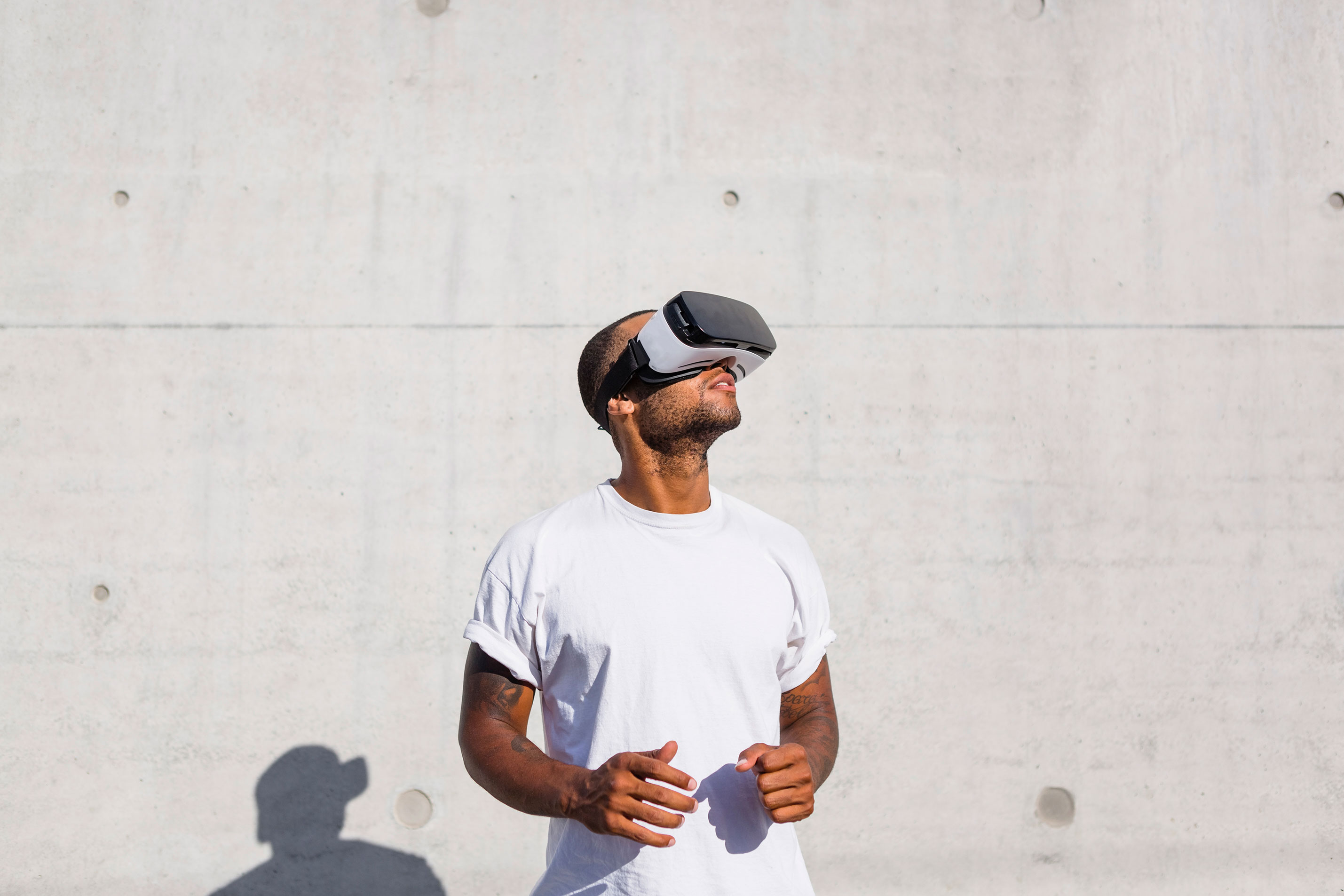 Man_Wearing_VR_Glasses