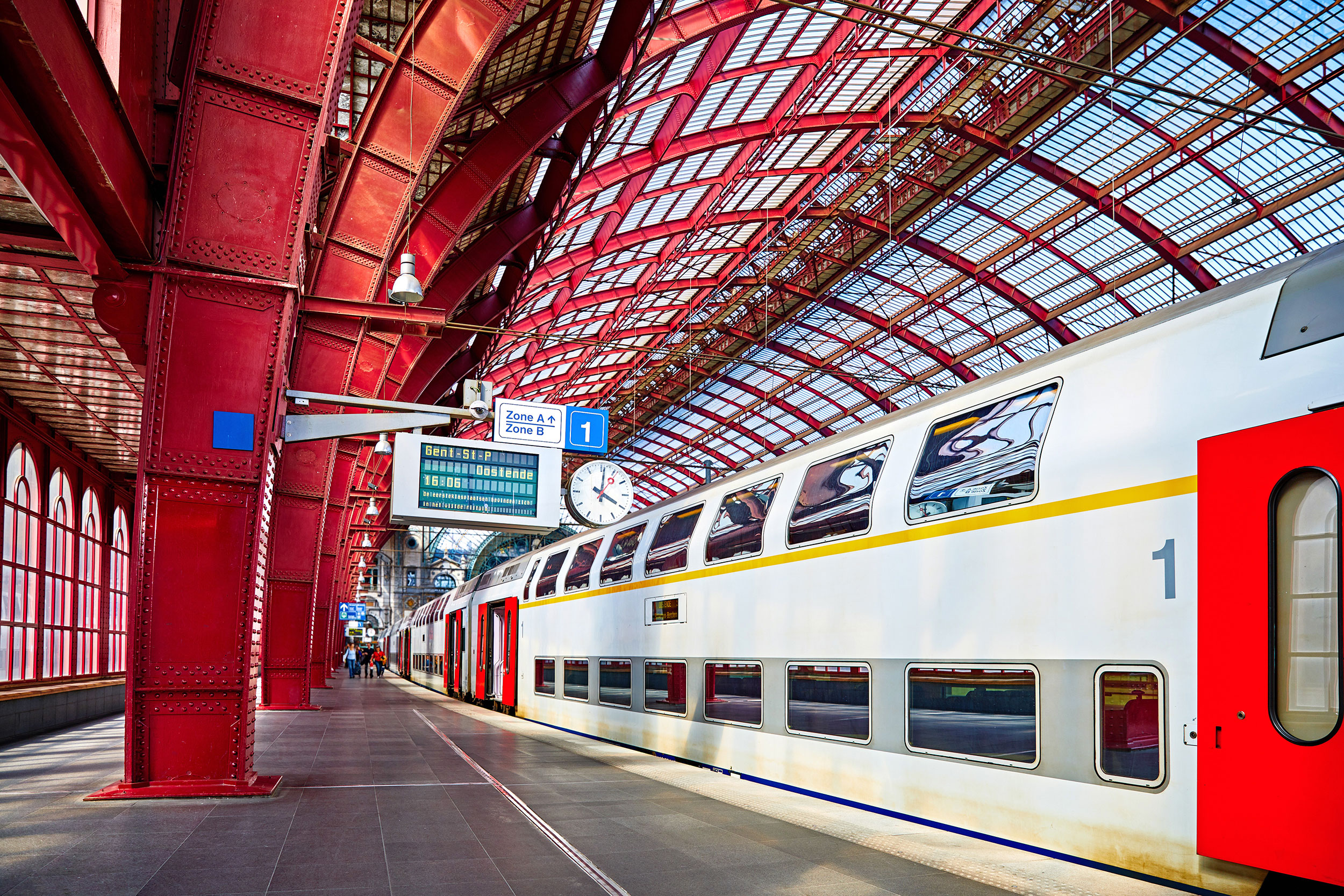 Train_Waiting_at_Station Train_Waiting_at_Station