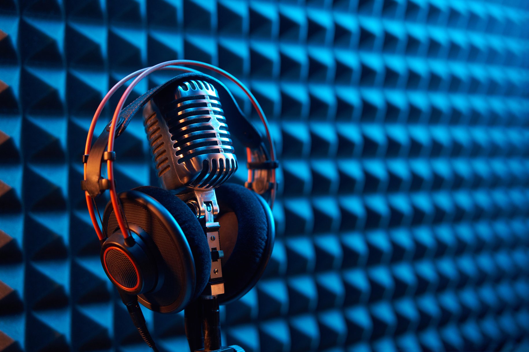 Condenser_Microphone_in_Sound_Booth